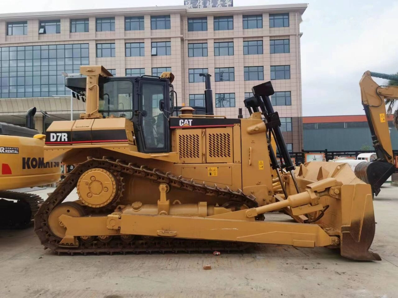 Caterpillar D7R - Bulldozer: photos 1 Caterpillar D7R - Bulldozer: photos 1