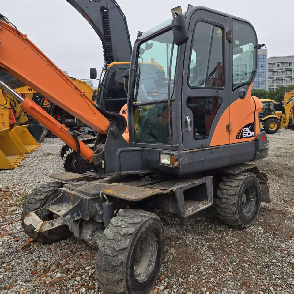 DOOSAN DX60W - Pelle sur pneus: photos 3 DOOSAN DX60W - Pelle sur pneus: photos 3