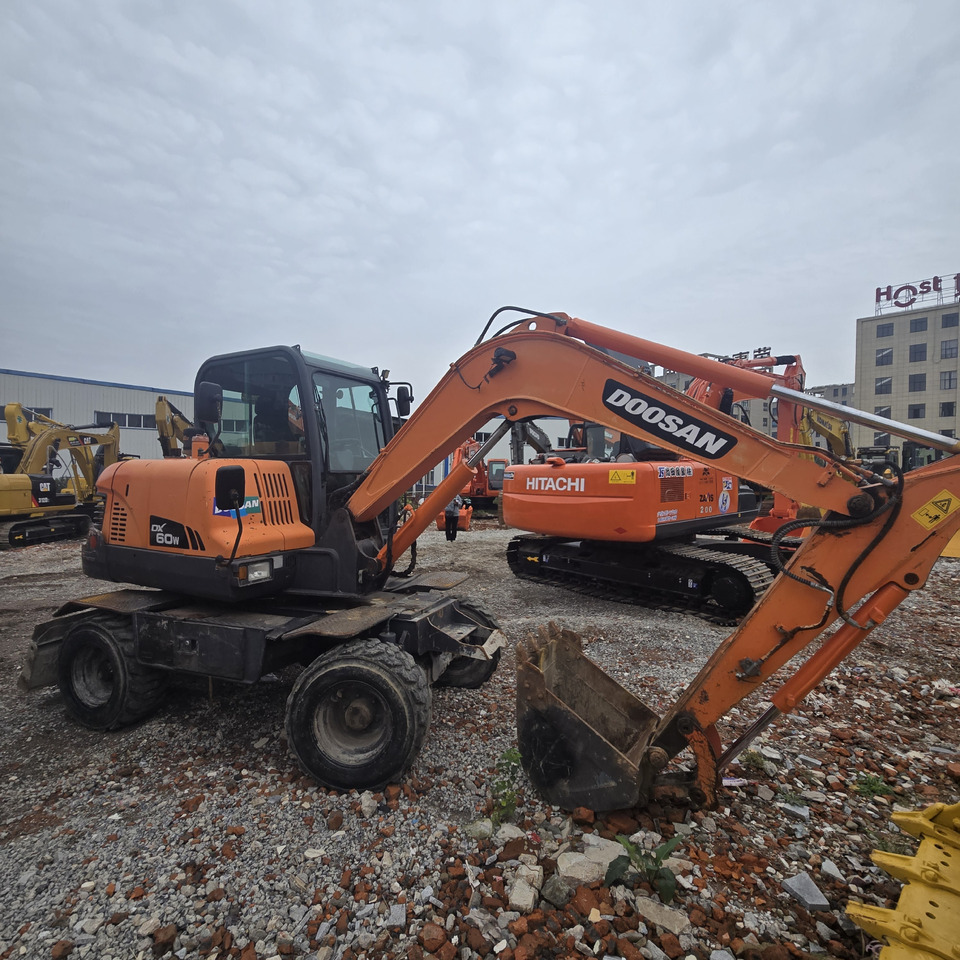 DOOSAN DX60W - Pelle sur pneus: photos 2 DOOSAN DX60W - Pelle sur pneus: photos 2