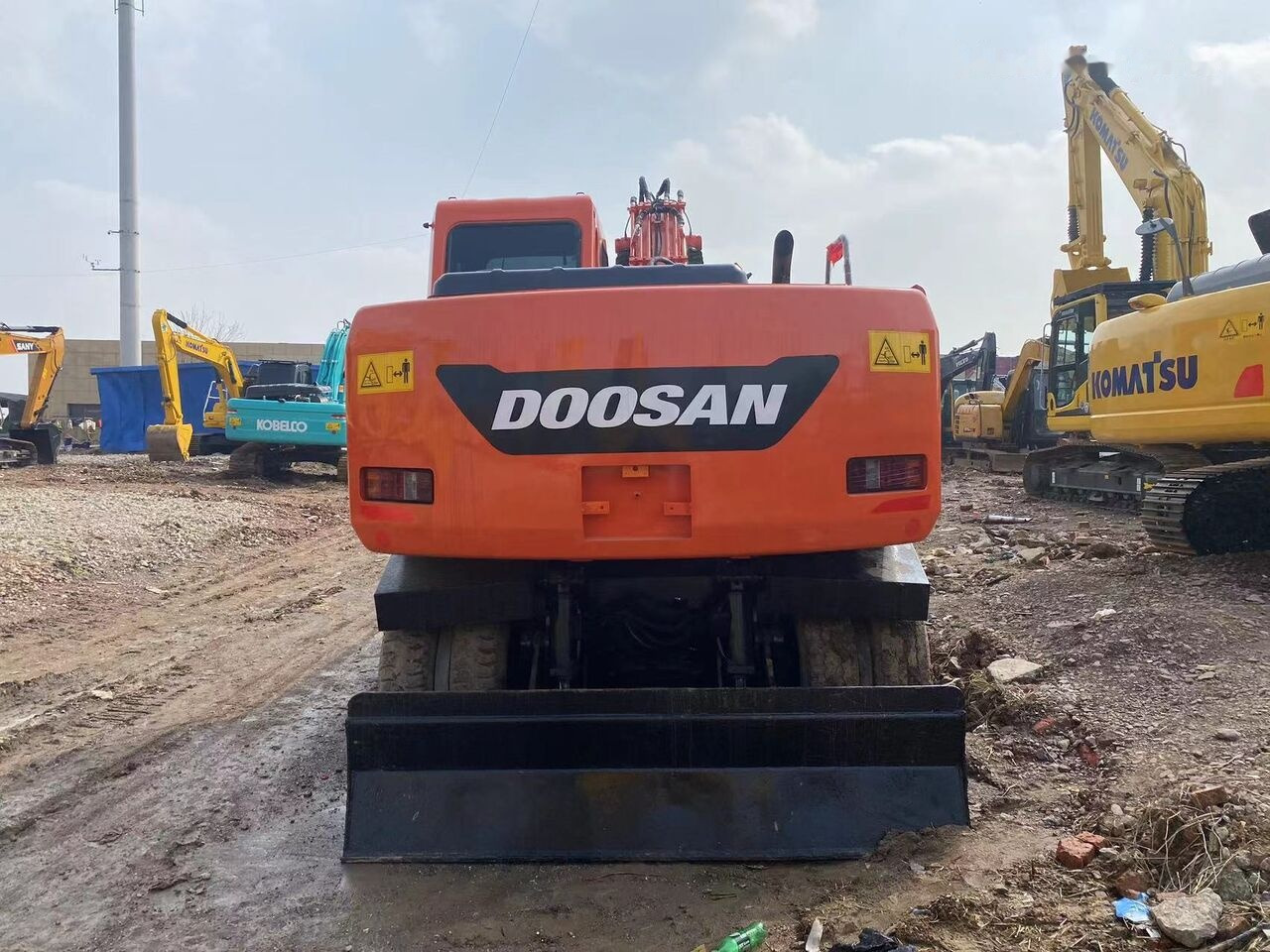 Doosan DX150W - Pelle sur pneus: photos 1 Doosan DX150W - Pelle sur pneus: photos 1