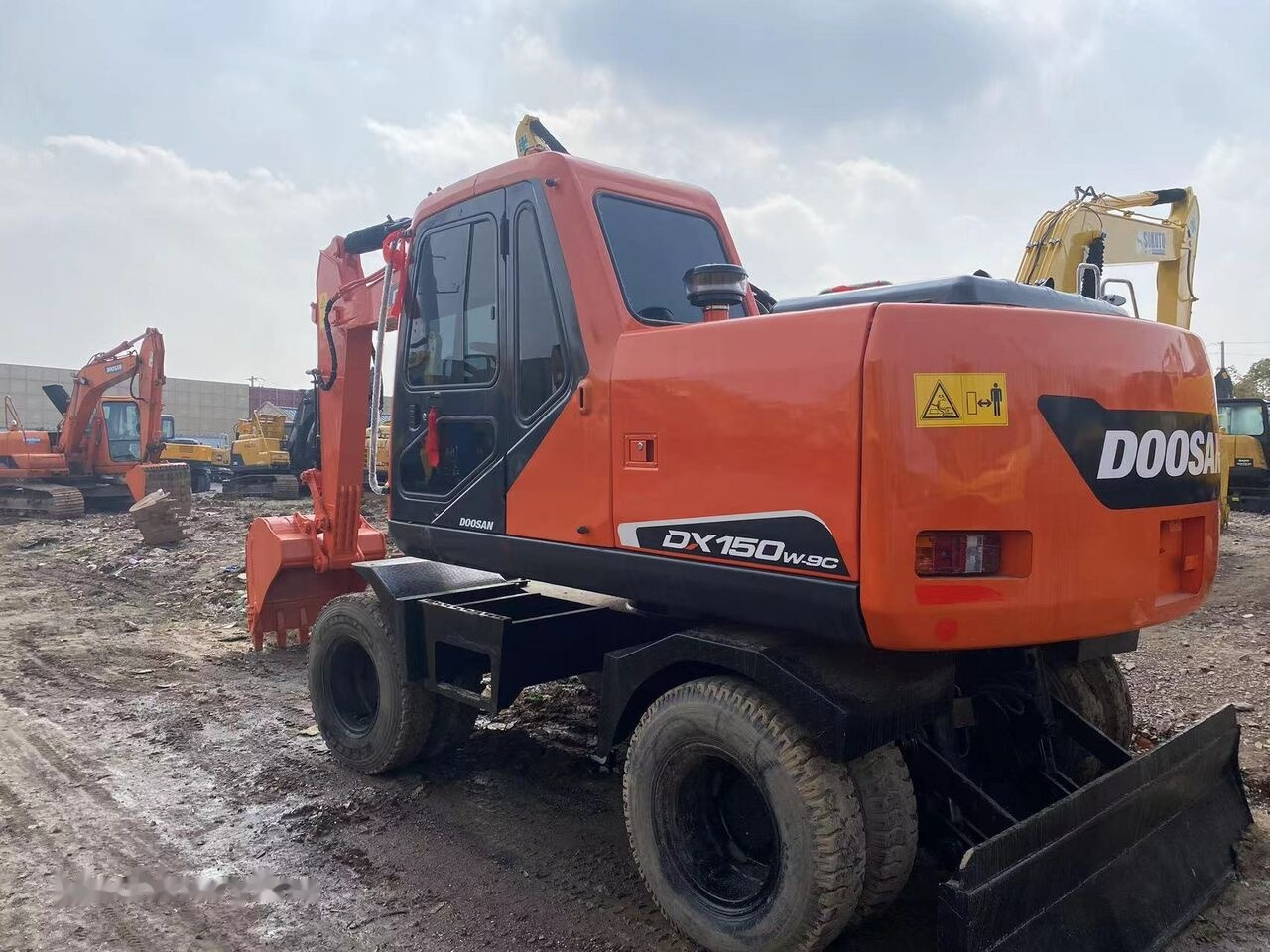 Doosan DX150W - Pelle sur pneus: photos 4 Doosan DX150W - Pelle sur pneus: photos 4