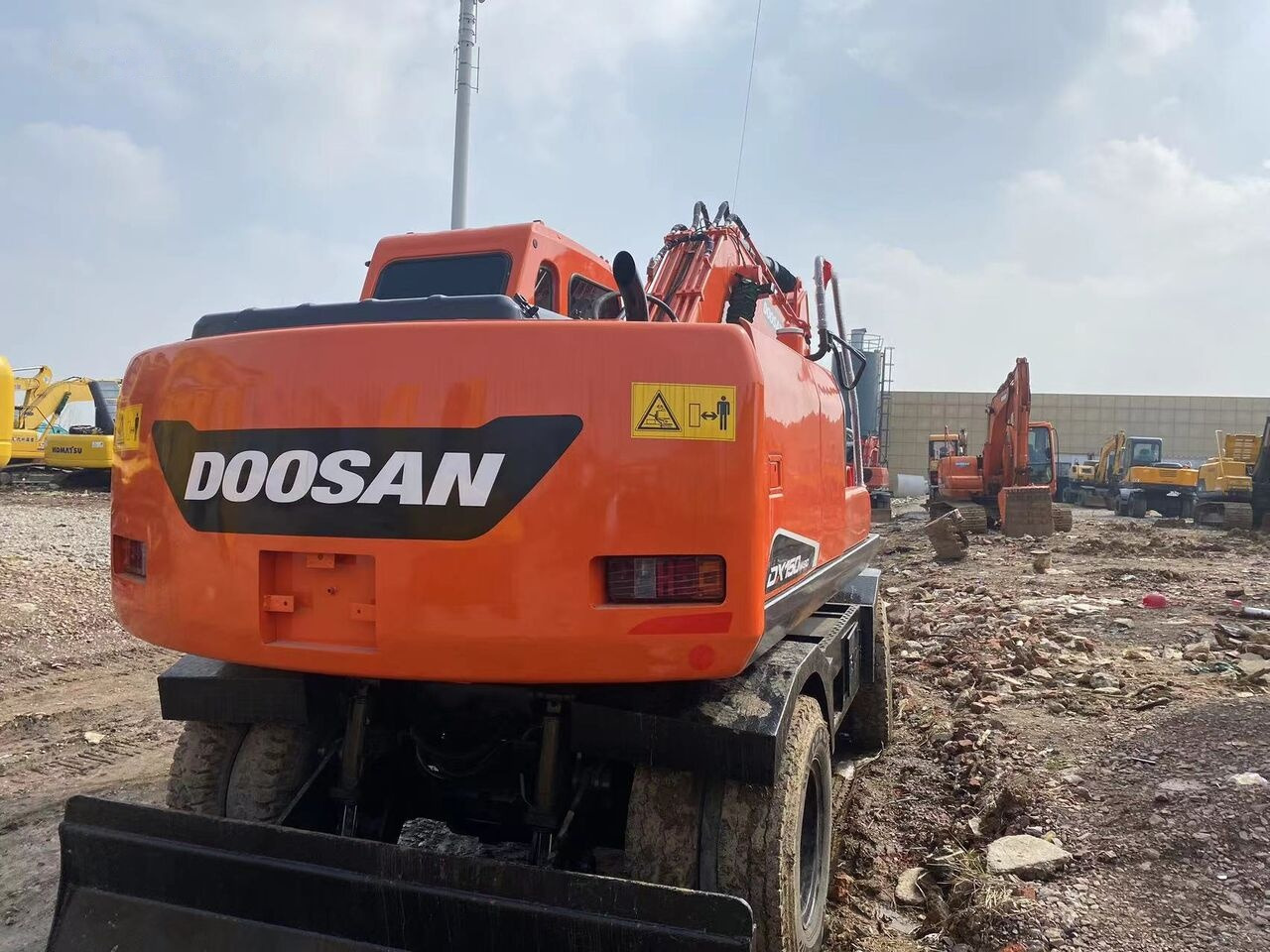 Doosan DX150W - Pelle sur pneus: photos 3 Doosan DX150W - Pelle sur pneus: photos 3