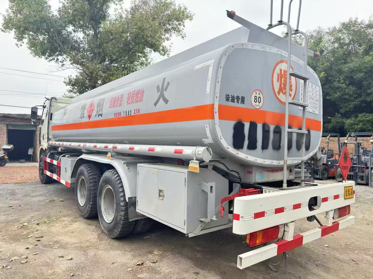 FAW tanker truck - Camion citerne: photos 2 FAW tanker truck - Camion citerne: photos 2