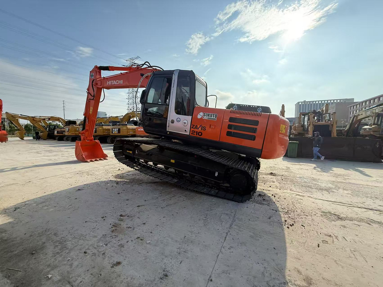 HITACHI ZX210 - Pelle sur chenille: photos 3 HITACHI ZX210 - Pelle sur chenille: photos 3