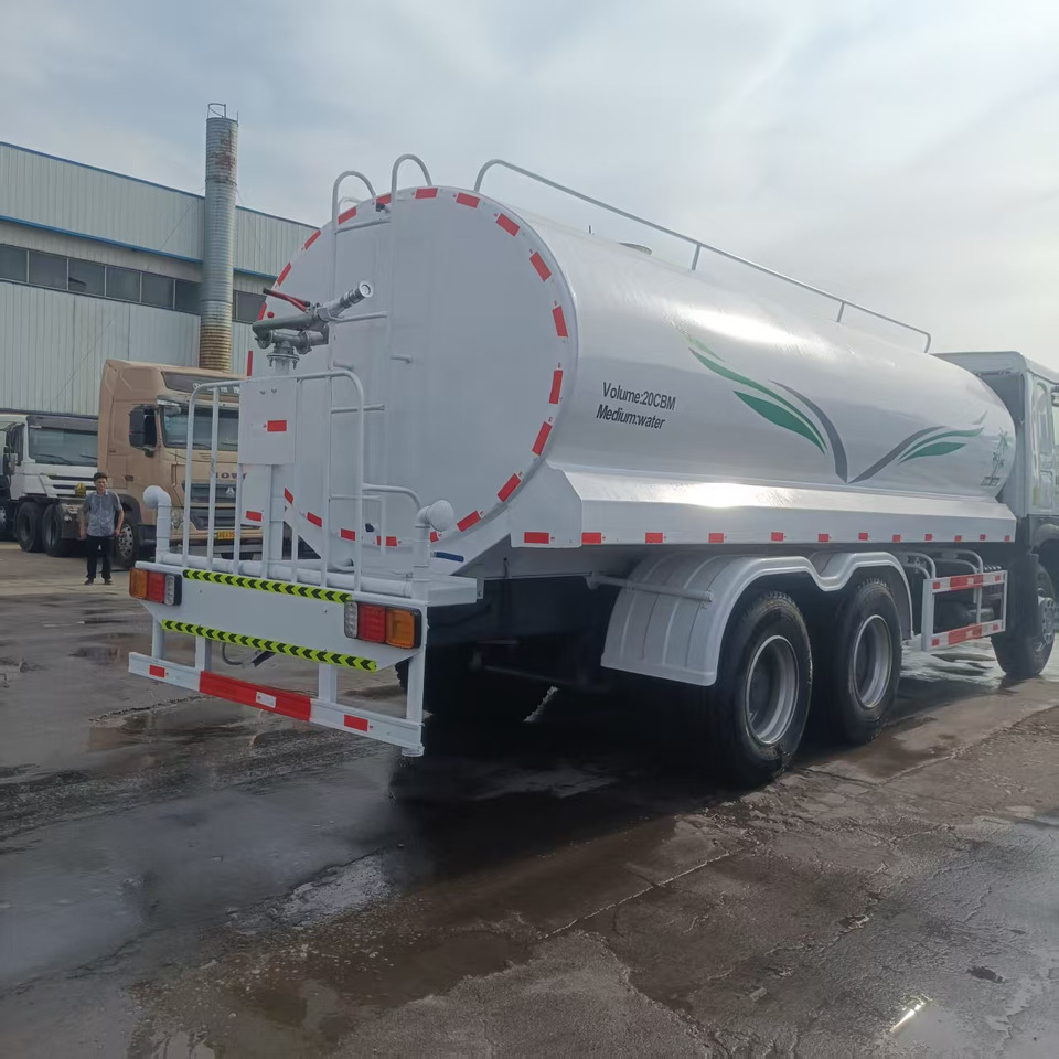 HOWO 20m³ sprinkler truck - Camion citerne: photos 2 HOWO 20m³ sprinkler truck - Camion citerne: photos 2