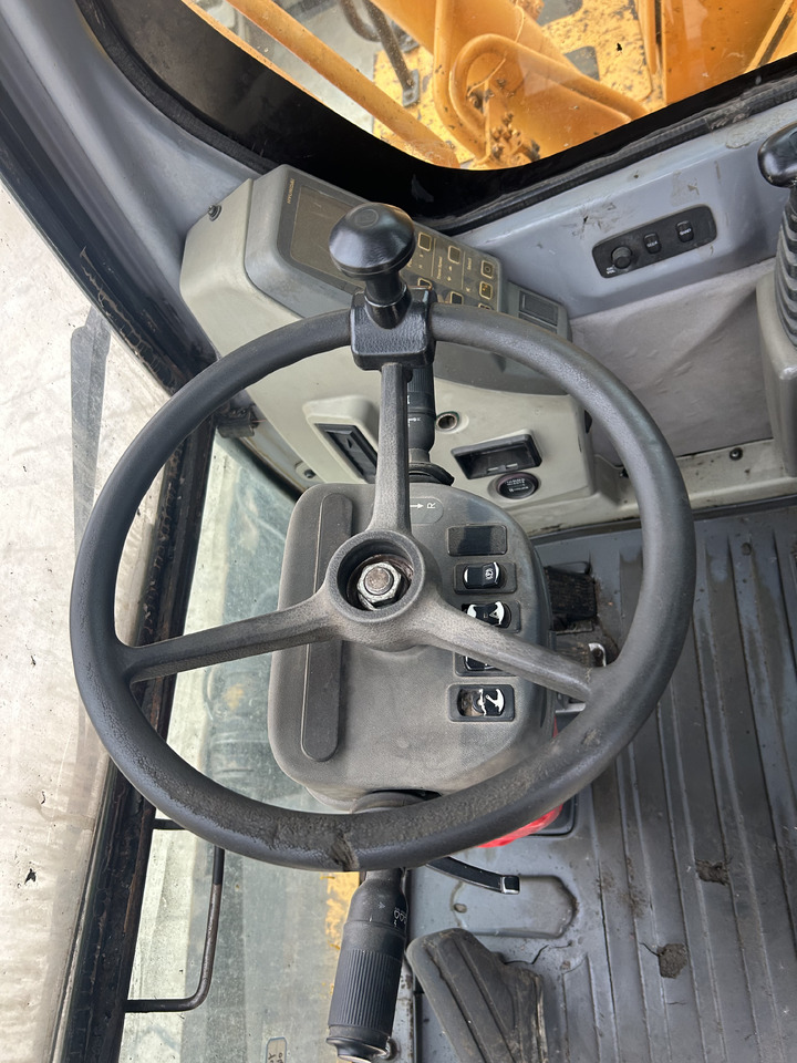 HYUNDAI R210W-7 - Pelle sur pneus: photos 4 HYUNDAI R210W-7 - Pelle sur pneus: photos 4