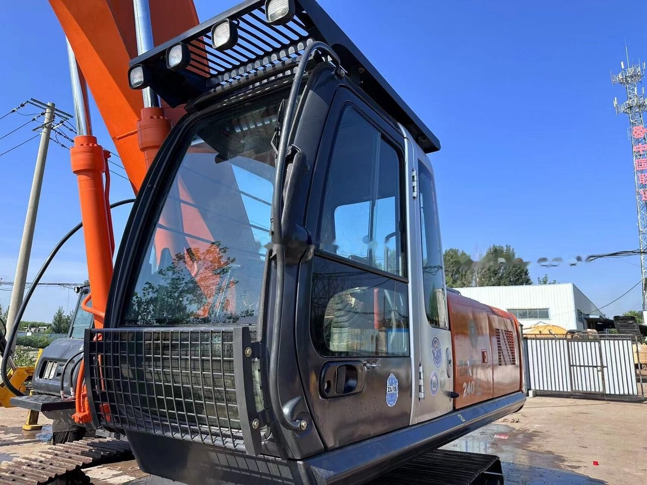 Hitachi ZX240 - Pelle sur chenille: photos 1 Hitachi ZX240 - Pelle sur chenille: photos 1