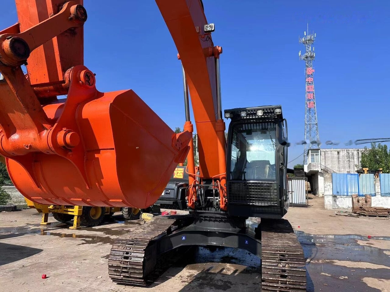Hitachi ZX240 - Pelle sur chenille: photos 4 Hitachi ZX240 - Pelle sur chenille: photos 4