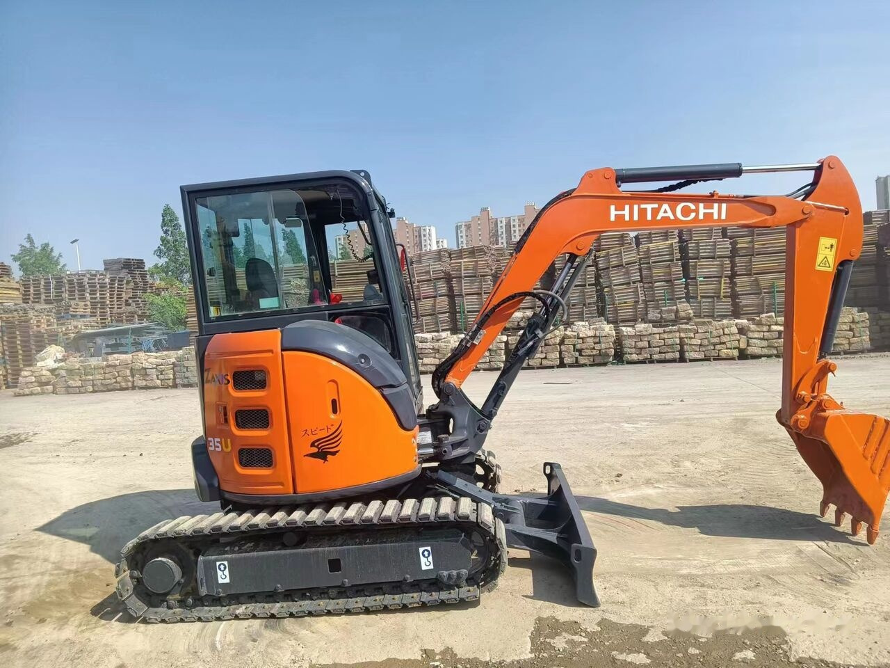 Hitachi ZX35U-5A - Mini pelle: photos 1 Hitachi ZX35U-5A - Mini pelle: photos 1