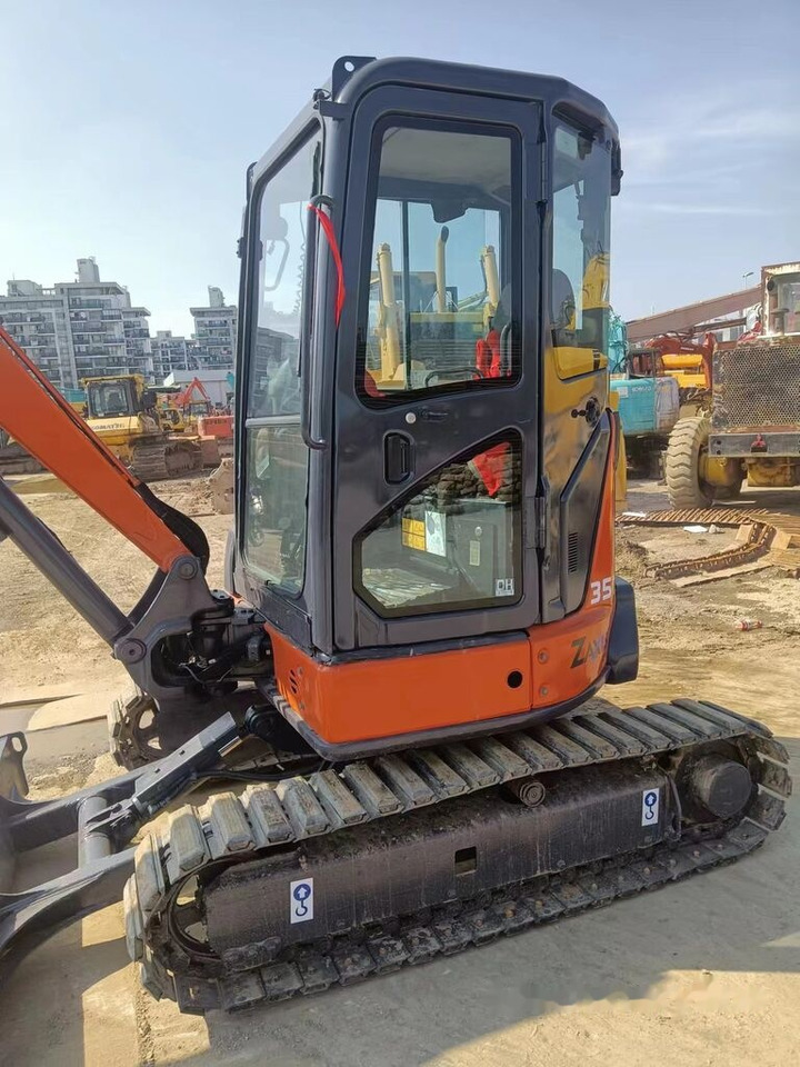 Hitachi ZX35U-5A - Mini pelle: photos 3 Hitachi ZX35U-5A - Mini pelle: photos 3