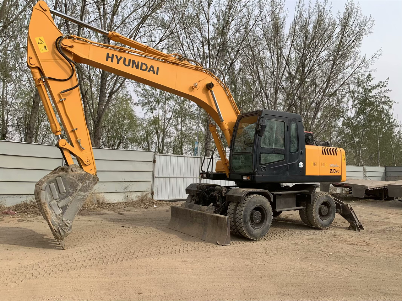 Hyundai R210W-7 - Pelle sur pneus: photos 4 Hyundai R210W-7 - Pelle sur pneus: photos 4