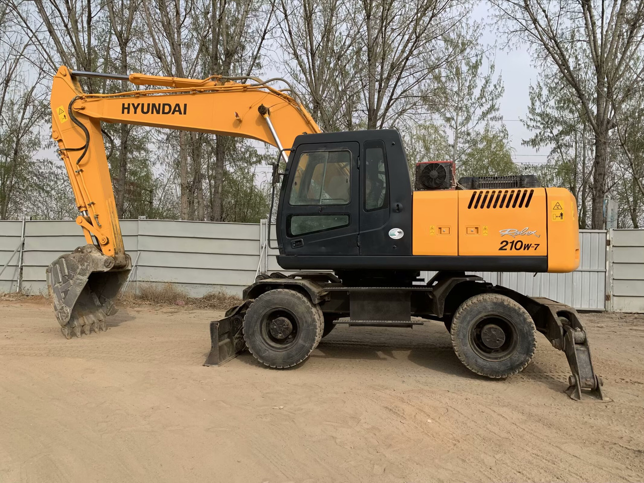 Hyundai R210W-7 - Pelle sur pneus: photos 1 Hyundai R210W-7 - Pelle sur pneus: photos 1
