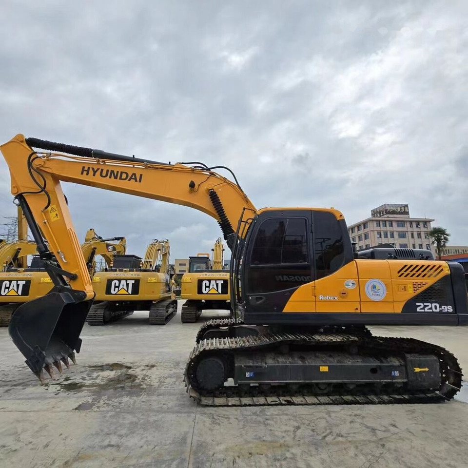 Hyundai R220LC-9s - Pelle sur chenille: photos 1 Hyundai R220LC-9s - Pelle sur chenille: photos 1