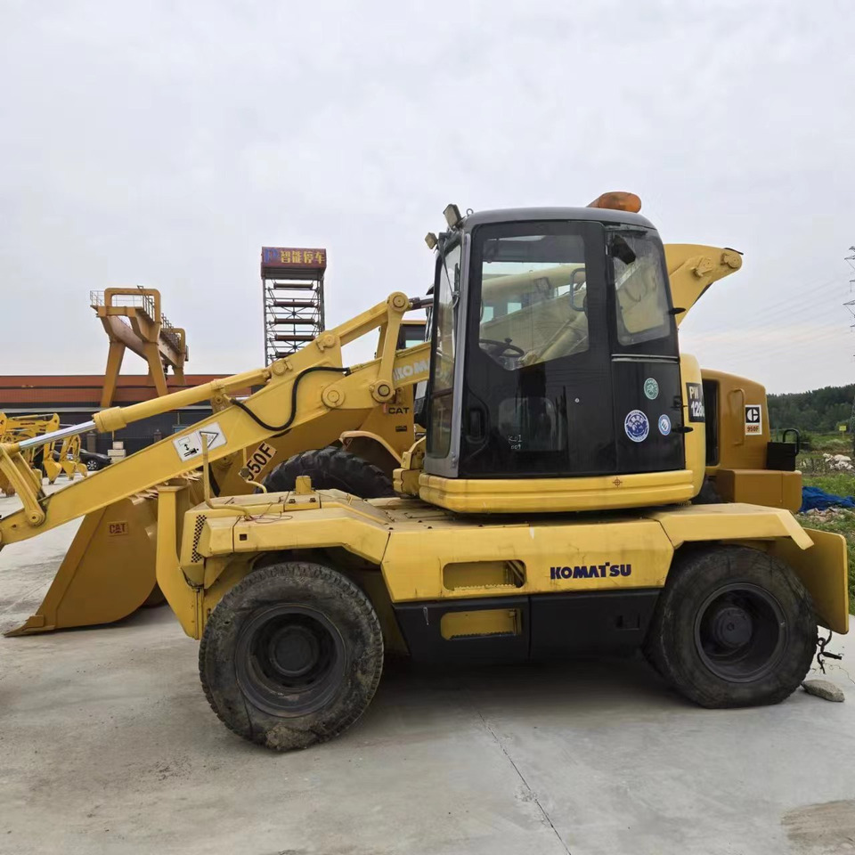 KOMATSU PC128US - Pelle sur pneus: photos 2 KOMATSU PC128US - Pelle sur pneus: photos 2
