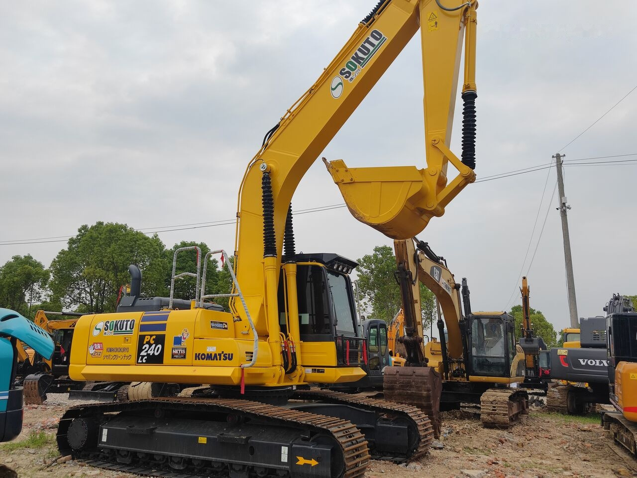 Komatsu PC240LC - Pelle sur chenille: photos 1 Komatsu PC240LC - Pelle sur chenille: photos 1