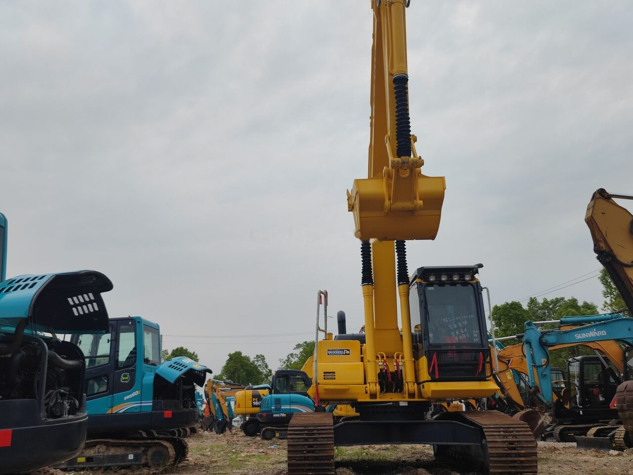 Komatsu PC240LC - Pelle sur chenille: photos 2 Komatsu PC240LC - Pelle sur chenille: photos 2