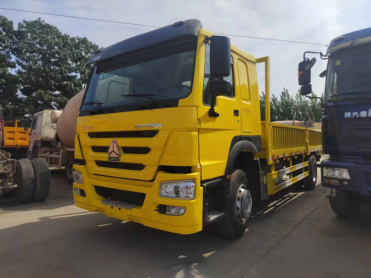 SINOTRUK HOWO 4x2 cargo truck - Camion benne: photos 3 SINOTRUK HOWO 4x2 cargo truck - Camion benne: photos 3
