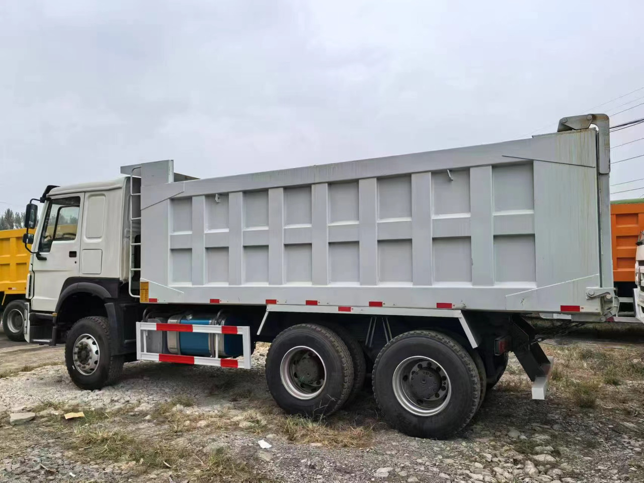 SINOTRUK HOWO 6x4 - Camion frigorifique: photos 3 SINOTRUK HOWO 6x4 - Camion frigorifique: photos 3