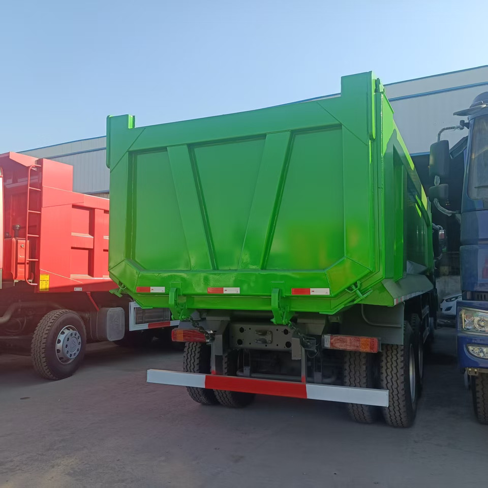 SINOTRUK HOWO 8x4 - Camion fourgon: photos 5 SINOTRUK HOWO 8x4 - Camion fourgon: photos 5