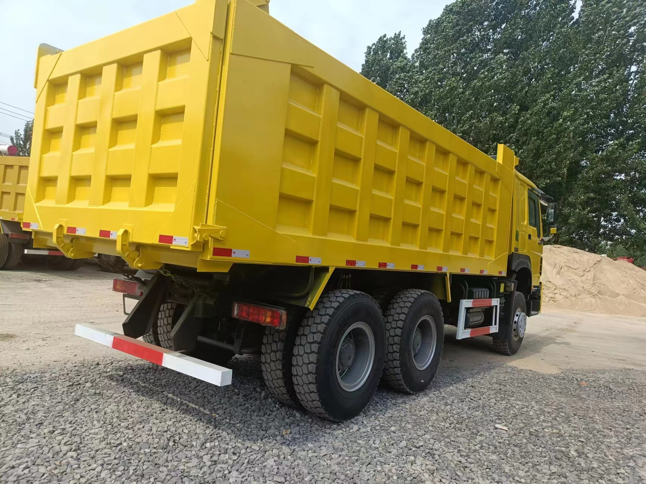 SINOTRUK HOWO - Camion benne: photos 2 SINOTRUK HOWO - Camion benne: photos 2