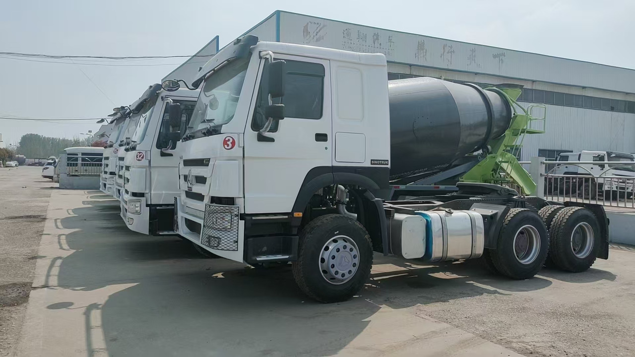 SINOTRUK HOWO Concrete Mixer Truck - Camion citerne: photos 5 SINOTRUK HOWO Concrete Mixer Truck - Camion citerne: photos 5