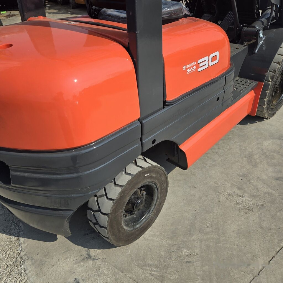 Toyota FD30 - Chariot élévateur à gaz: photos 2 Toyota FD30 - Chariot élévateur à gaz: photos 2