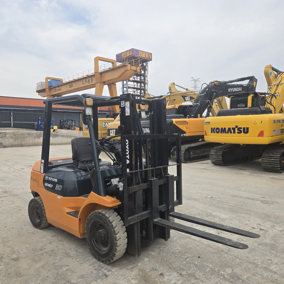 Toyota FD30 - Chariot élévateur diesel: photos 5 Toyota FD30 - Chariot élévateur diesel: photos 5