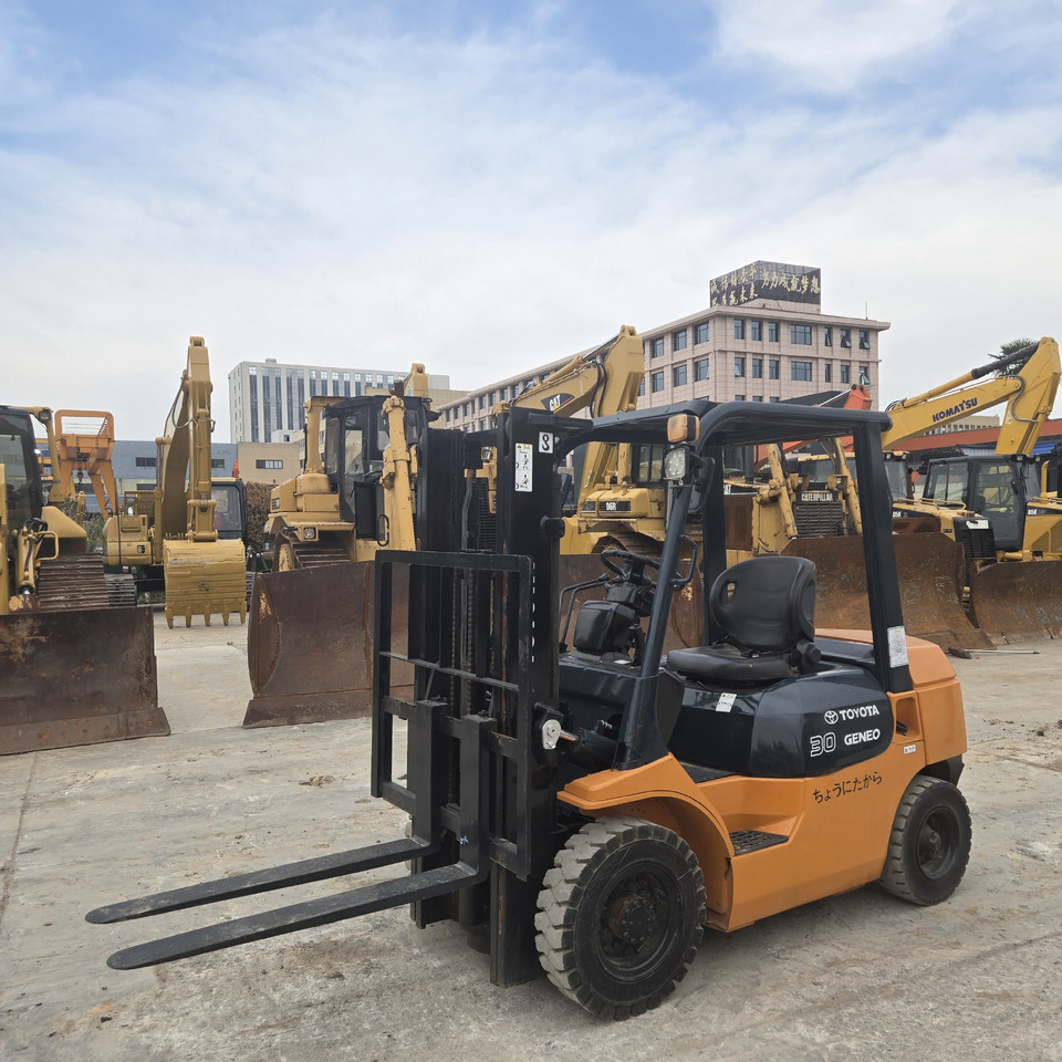 Toyota FD30 - Chariot élévateur diesel: photos 3 Toyota FD30 - Chariot élévateur diesel: photos 3