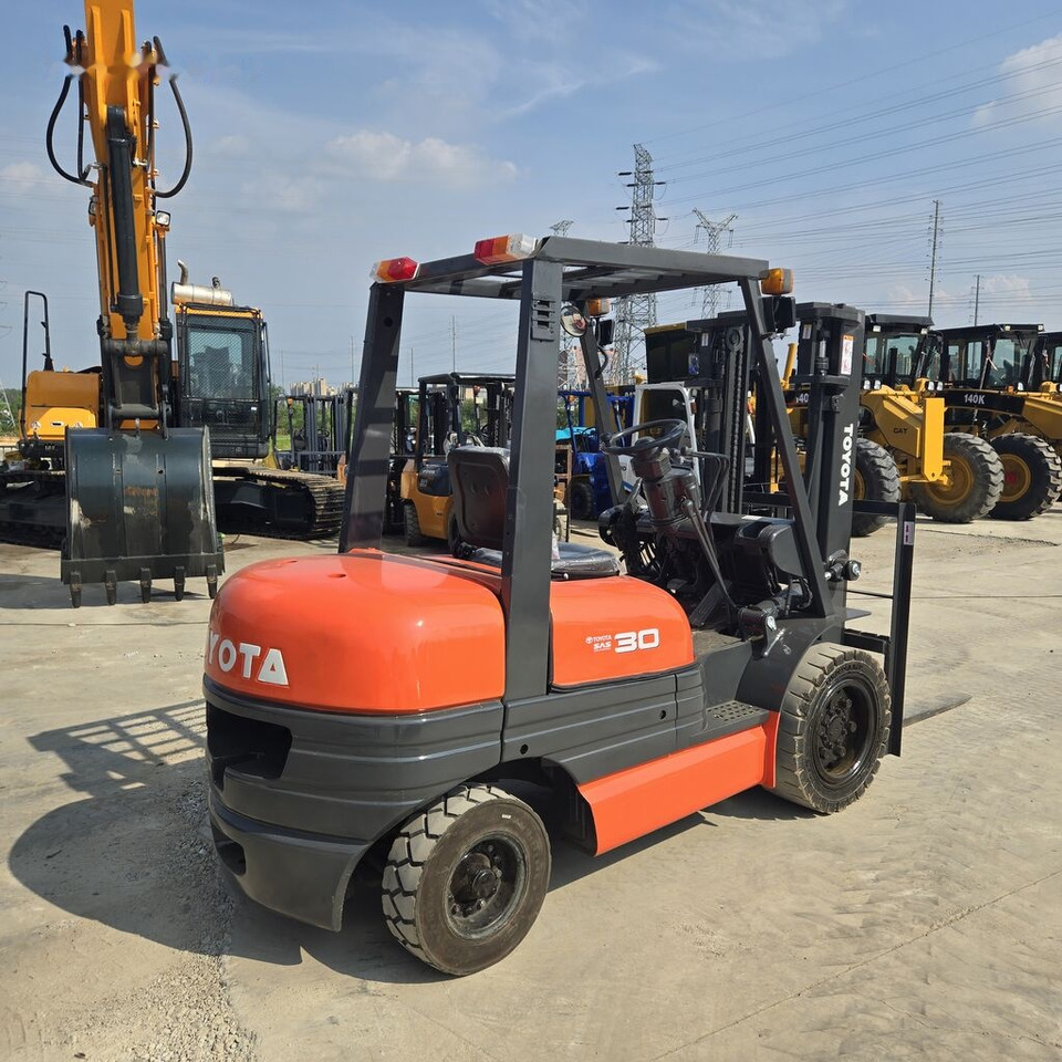 Toyota FD30 - Chariot élévateur à gaz: photos 3 Toyota FD30 - Chariot élévateur à gaz: photos 3