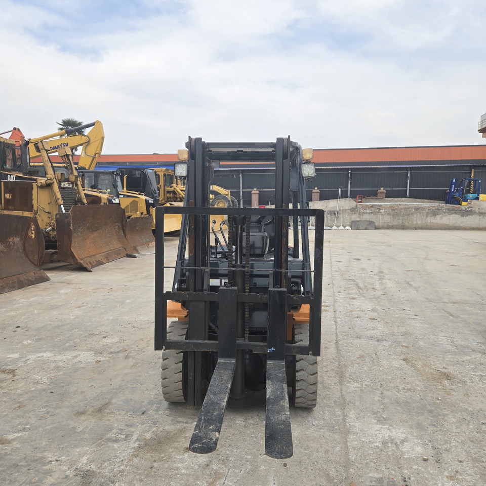 Toyota FD30 - Chariot élévateur diesel: photos 4 Toyota FD30 - Chariot élévateur diesel: photos 4