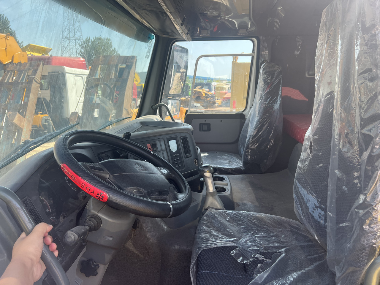 Tracteur routier SINOTRUK HOWO trailer head: photos 9 Tracteur routier SINOTRUK HOWO trailer head: photos 9