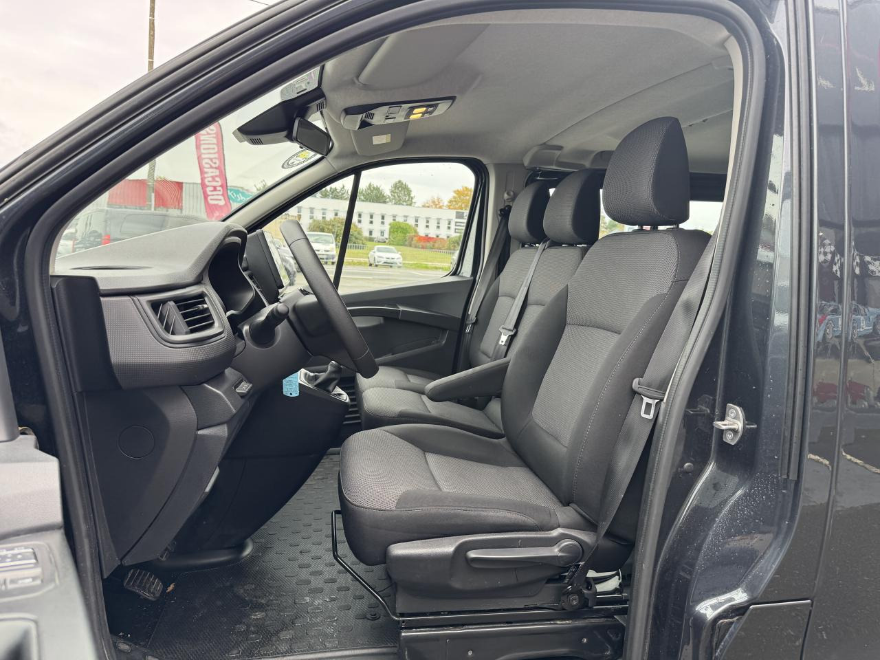 RENAULT Trafic L2 2.0 Energy dCi - 150 - S&S III COMBI Combi Zen L2H1 PHASE 3 - Autre matériel: photos 4 RENAULT Trafic L2 2.0 Energy dCi - 150 - S&S III COMBI Combi Zen L2H1 PHASE 3 - Autre matériel: photos 4