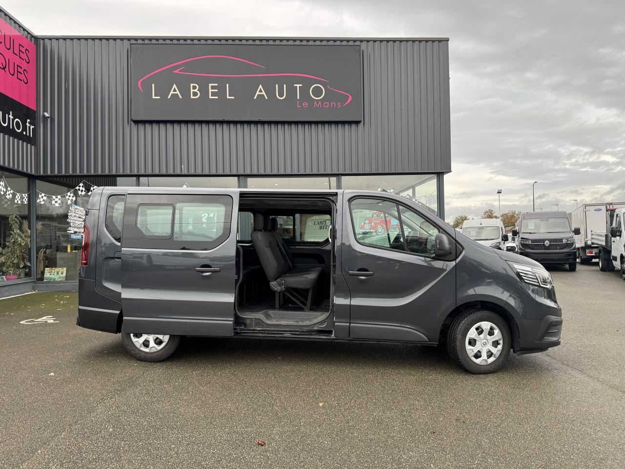 RENAULT Trafic L2 2.0 Energy dCi - 150 - S&S III COMBI Combi Zen L2H1 PHASE 3 - Autre matériel: photos 1 RENAULT Trafic L2 2.0 Energy dCi - 150 - S&S III COMBI Combi Zen L2H1 PHASE 3 - Autre matériel: photos 1