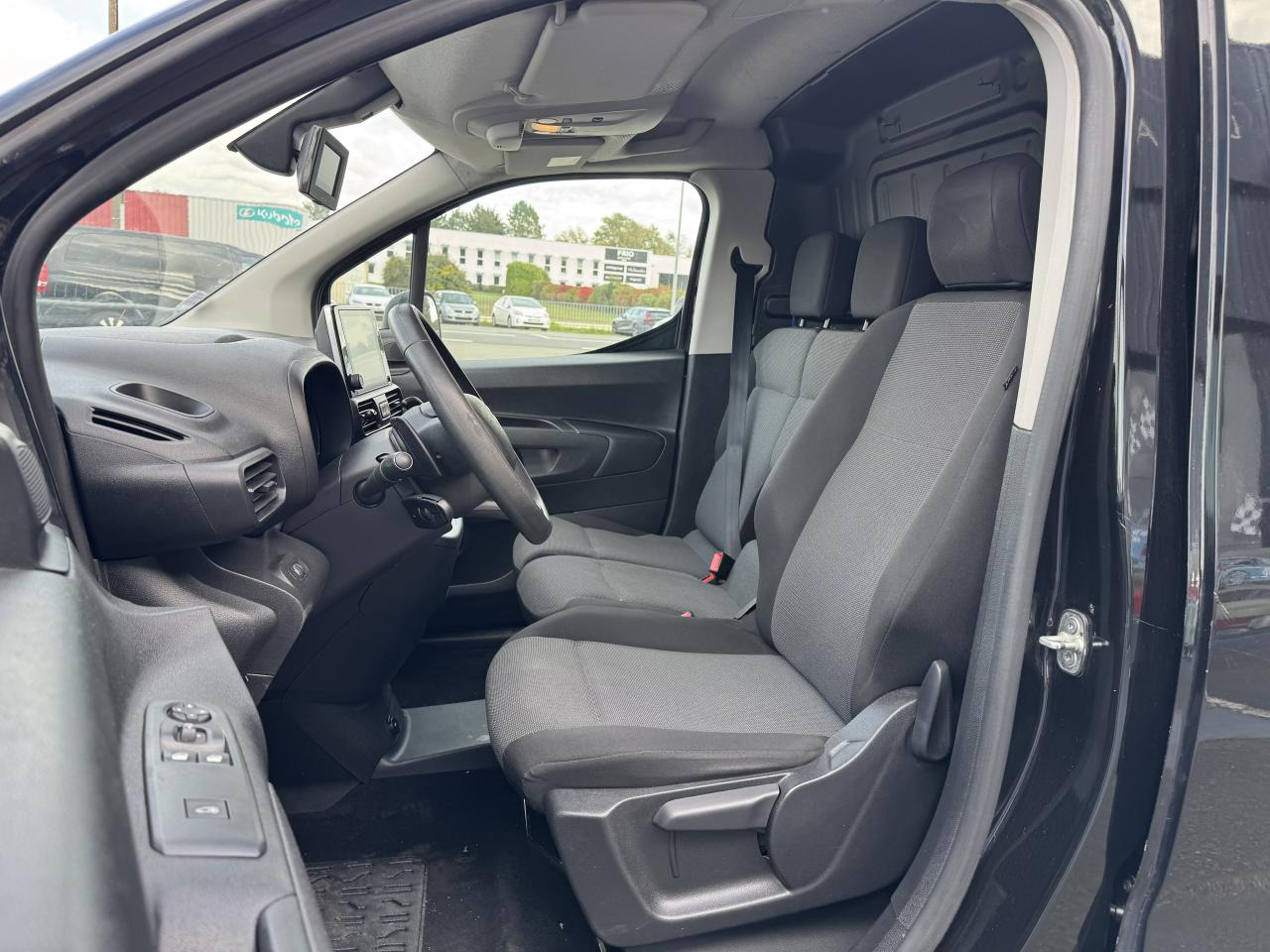 CITROEN Berlingo 1.5 BlueHDi S&S - 130 - BV EAT8 III FOURGON Fourgon M Driver 650 kg PHASE 1 - Fourgon utilitaire: photos 4 CITROEN Berlingo 1.5 BlueHDi S&S - 130 - BV EAT8 III FOURGON Fourgon M Driver 650 kg PHASE 1 - Fourgon utilitaire: photos 4