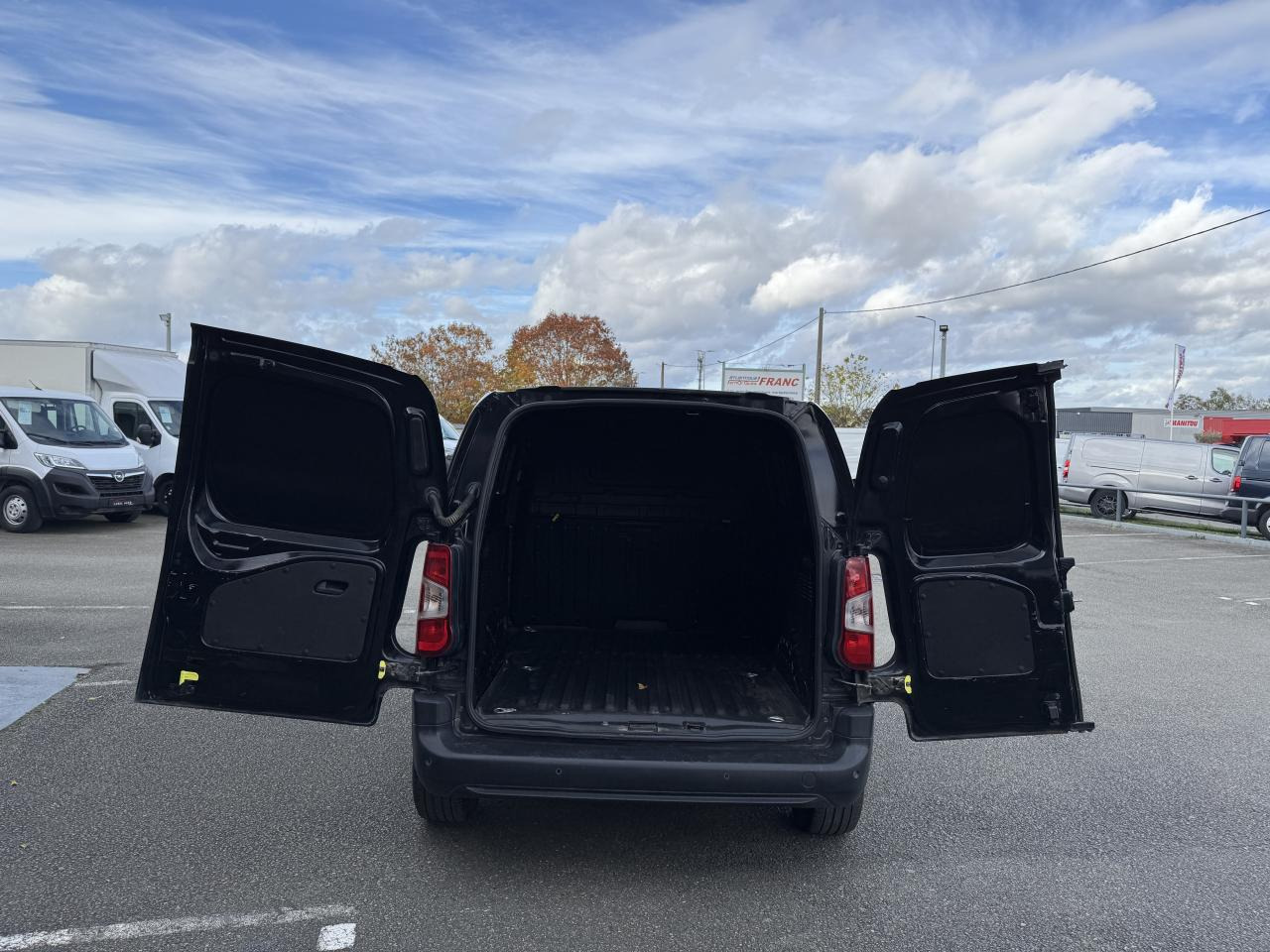 CITROEN Berlingo 1.5 BlueHDi S&S - 130 - BV EAT8 III FOURGON Fourgon M Driver 650 kg PHASE 1 - Fourgon utilitaire: photos 2 CITROEN Berlingo 1.5 BlueHDi S&S - 130 - BV EAT8 III FOURGON Fourgon M Driver 650 kg PHASE 1 - Fourgon utilitaire: photos 2