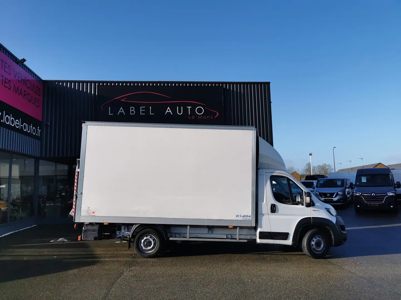 Fiat Ducato 3.5 L H3-POWER 140CH MAXI HEAVY DUTY CAISSE 20M³ + HAYON 750KG + AUVENT PACK PRO - Fourgon: photos 1 Fiat Ducato 3.5 L H3-POWER 140CH MAXI HEAVY DUTY CAISSE 20M³ + HAYON 750KG + AUVENT PACK PRO - Fourgon: photos 1
