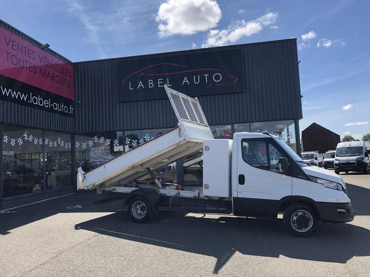 IVECO Daily 35C14 3T5 BENNE + COFFRE RJ 2.3L 140CH - Véhicule utilitaire benne: photos 1 IVECO Daily 35C14 3T5 BENNE + COFFRE RJ 2.3L 140CH - Véhicule utilitaire benne: photos 1