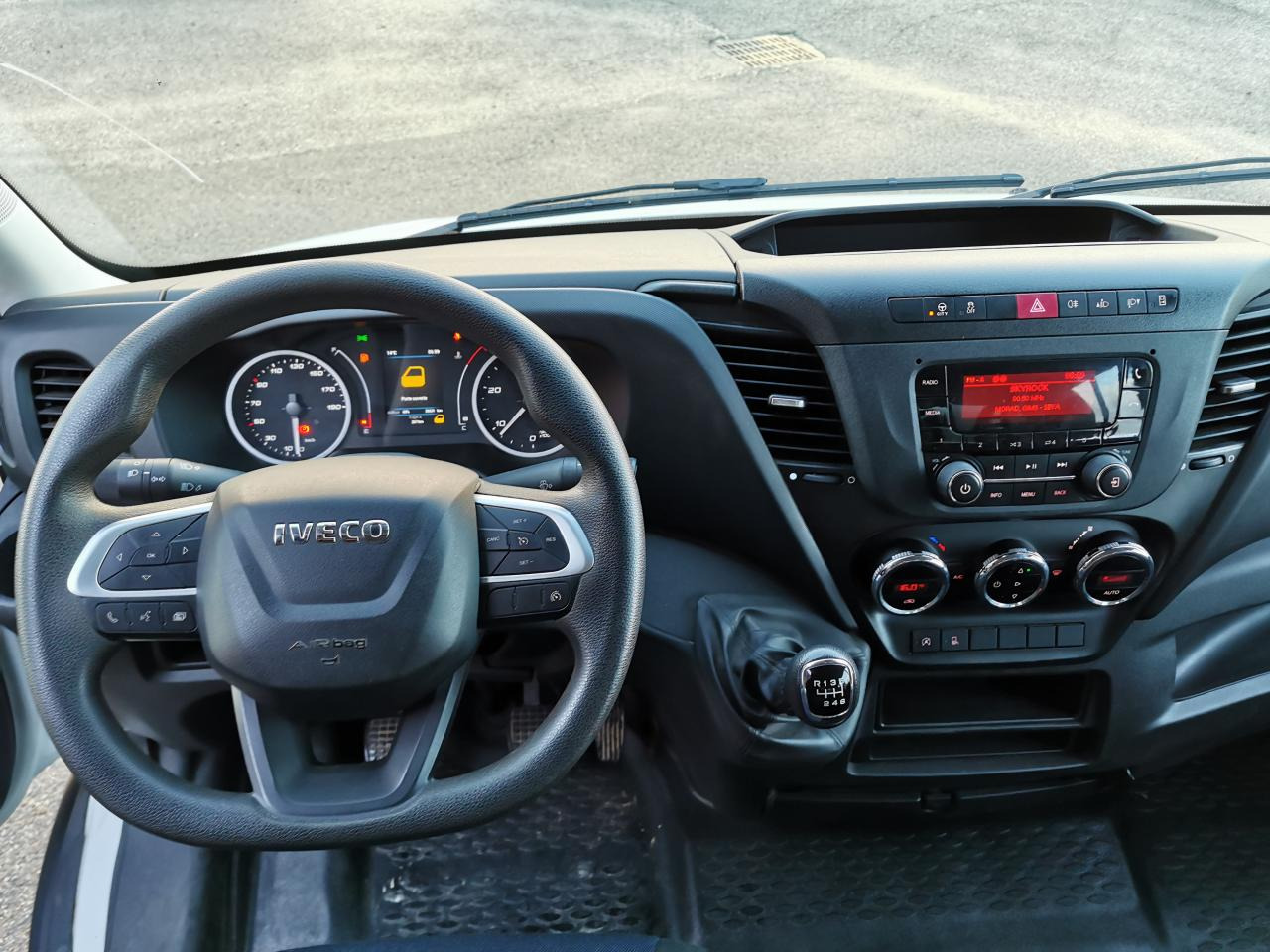 IVECO daily 35C14 BENNE COFFRE DOUBLE CABINE 6 places - Véhicule utilitaire benne: photos 4 IVECO daily 35C14 BENNE COFFRE DOUBLE CABINE 6 places - Véhicule utilitaire benne: photos 4