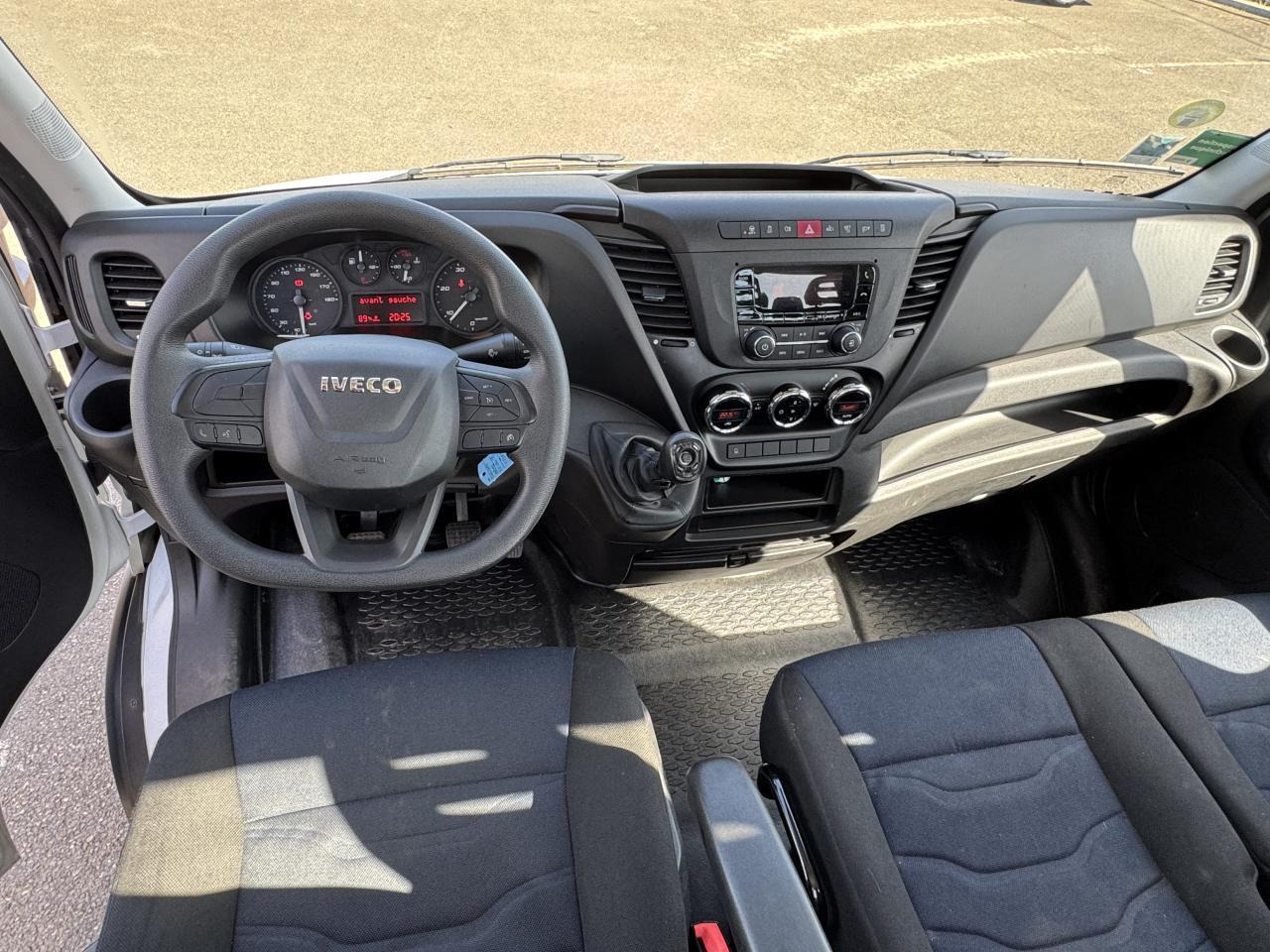 Iveco Daily IVECO PORTE VOITURE DEPANNEUSE 35 S 16 3L0 160 CH EMPATTEMENT 4100 PLATEAU FIX ALU EQUIP M - Camion porte-voitures: photos 5 Iveco Daily IVECO PORTE VOITURE DEPANNEUSE 35 S 16 3L0 160 CH EMPATTEMENT 4100 PLATEAU FIX ALU EQUIP M - Camion porte-voitures: photos 5