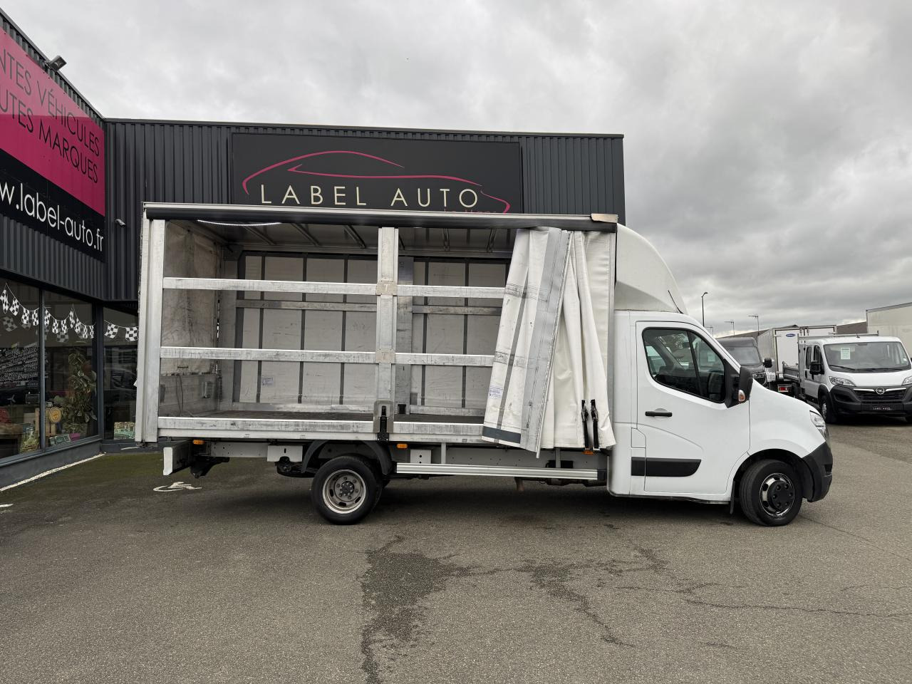 NISSAN Interstar Acenta 3.5t L4H1 2.3 dCi 165Ch CHASSIS CABINE BACHE - Véhicule utilitaire plateau baché: photos 1 NISSAN Interstar Acenta 3.5t L4H1 2.3 dCi 165Ch CHASSIS CABINE BACHE - Véhicule utilitaire plateau baché: photos 1