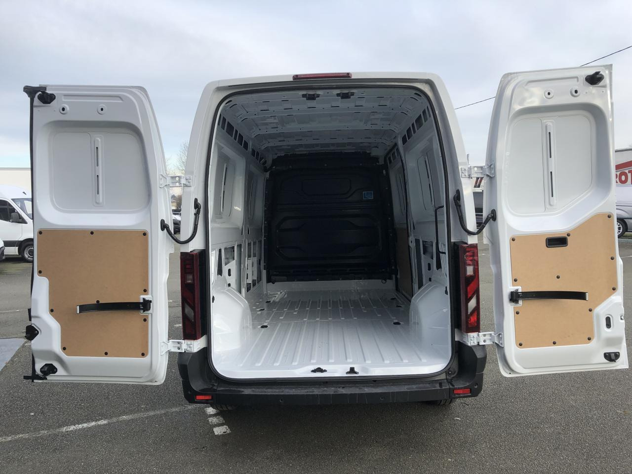 Nissan Interstar L3H2 3T5 2.0 DCI 150CH EURO6E N-CONNECTA GARANTIE 5 ANS ! - Fourgon utilitaire: photos 2 Nissan Interstar L3H2 3T5 2.0 DCI 150CH EURO6E N-CONNECTA GARANTIE 5 ANS ! - Fourgon utilitaire: photos 2