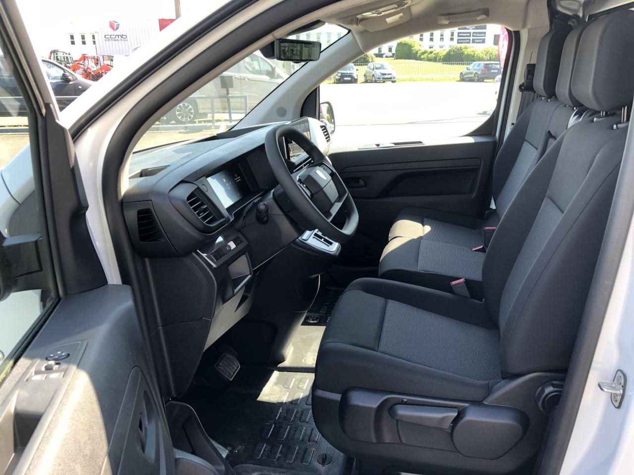 PEUGEOT Expert M 2.0 BlueHDi - 145 S&S - BV EAT8 III FOURGON Fourgon PHASE 2 - Fourgon utilitaire: photos 5 PEUGEOT Expert M 2.0 BlueHDi - 145 S&S - BV EAT8 III FOURGON Fourgon PHASE 2 - Fourgon utilitaire: photos 5