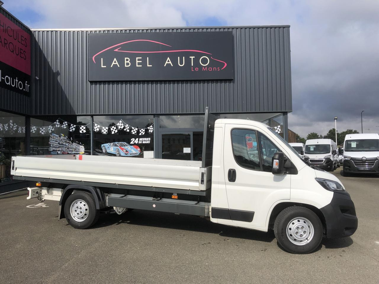 Peugeot Boxer PLATEAU 4M20 L4 2.2 BLUEHDI 140 S&S PREMIUM - Fourgon plateau: photos 1 Peugeot Boxer PLATEAU 4M20 L4 2.2 BLUEHDI 140 S&S PREMIUM - Fourgon plateau: photos 1