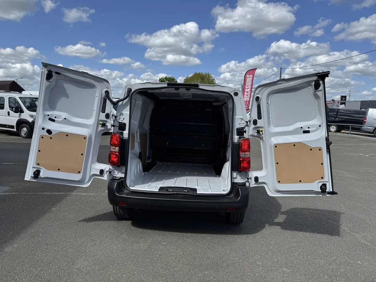 Peugeot Expert M 2.0 BLUEHDI 145CH PACK PREMIUM CONNECT - Fourgon utilitaire: photos 3 Peugeot Expert M 2.0 BLUEHDI 145CH PACK PREMIUM CONNECT - Fourgon utilitaire: photos 3