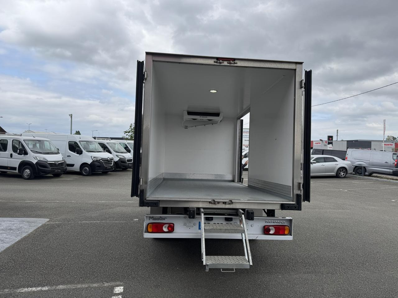 Renault Master FRIGORIFIQUE RJ3500 L3 2.3 BLUE DCI 165CH CAISSE 12M3 - Véhicule utilitaire frigorifique: photos 1 Renault Master FRIGORIFIQUE RJ3500 L3 2.3 BLUE DCI 165CH CAISSE 12M3 - Véhicule utilitaire frigorifique: photos 1
