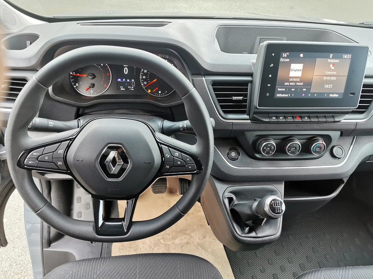 Renault Trafic L1H1 2T8 2.0 BLUE DCI 130CH GRAND CONFORT - Fourgon utilitaire: photos 4 Renault Trafic L1H1 2T8 2.0 BLUE DCI 130CH GRAND CONFORT - Fourgon utilitaire: photos 4