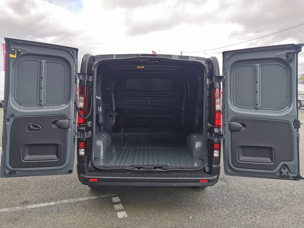 Renault Trafic L1H1 2T8 2.0 BLUE DCI 130CH GRAND CONFORT - Fourgon utilitaire: photos 3 Renault Trafic L1H1 2T8 2.0 BLUE DCI 130CH GRAND CONFORT - Fourgon utilitaire: photos 3