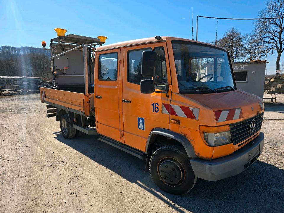 Mercedes-Benz Vario 614D Pritsche Doka 2002 Nissen VLT Verkehrsleittafel Absperrtafel LKW Vorwarntafel - Camion plateau: photos 2 Mercedes-Benz Vario 614D Pritsche Doka 2002 Nissen VLT Verkehrsleittafel Absperrtafel LKW Vorwarntafel - Camion plateau: photos 2