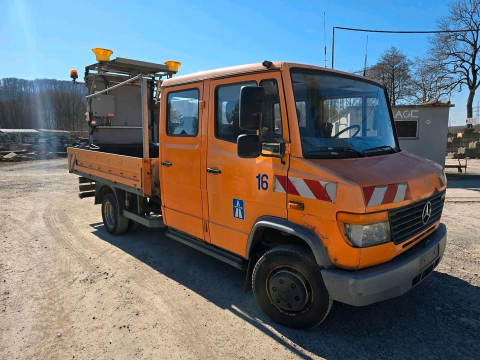 Mercedes-Benz Vario 614D Pritsche Doka 2002 Nissen VLT Verkehrsleittafel Absperrtafel LKW Vorwarntafel - Fourgon plateau, Utilitaire double cabine: photos 2 Mercedes-Benz Vario 614D Pritsche Doka 2002 Nissen VLT Verkehrsleittafel Absperrtafel LKW Vorwarntafel - Fourgon plateau, Utilitaire double cabine: photos 2