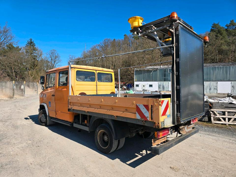 Mercedes-Benz Vario 614D Pritsche Doka 2002 Nissen VLT Verkehrsleittafel Absperrtafel LKW Vorwarntafel - Camion plateau: photos 4 Mercedes-Benz Vario 614D Pritsche Doka 2002 Nissen VLT Verkehrsleittafel Absperrtafel LKW Vorwarntafel - Camion plateau: photos 4